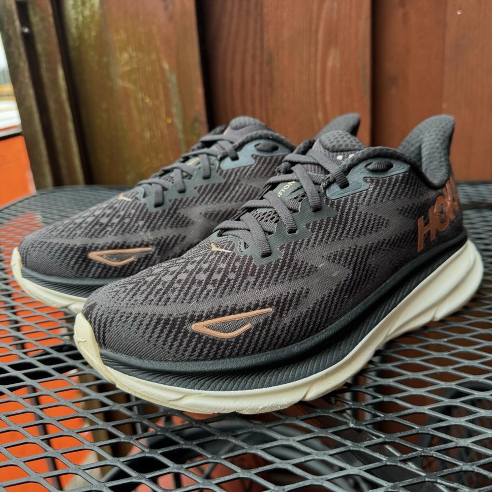 Hoka One One Clifton 9 in black/gold women’s size 7.5.